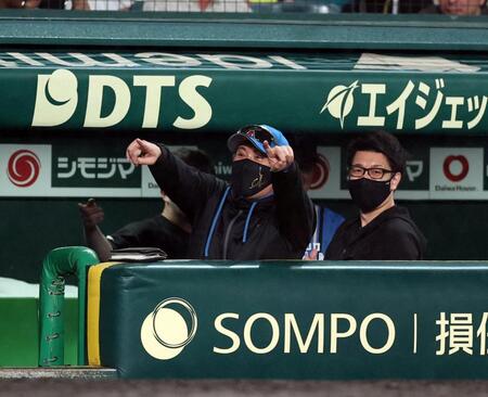 ９回、スクイズで追加点を奪い喜ぶ新庄監督（撮影・山口登）