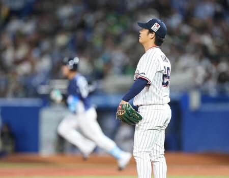 ４回、長谷川（奥）に本塁打を許した小川（撮影・石井剣太郎）