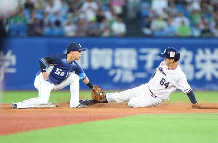 ２回、二盗に失敗する岩田（右）＝撮影・石井剣太郎