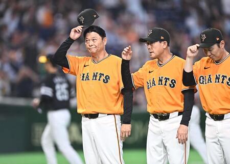 ソフトバンクに敗れ帽子を取ってスタンドにあいさつする橋上監督代行（左）＝撮影・開出牧