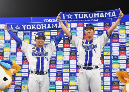 勝利を挙げた東（左）と逆転３ランの京田（撮影・持木克友）
