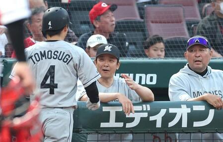４回、佐藤の適時二塁打で生還した友杉（４）を迎えるサブロー監督（中央）＝撮影・北村雅宏