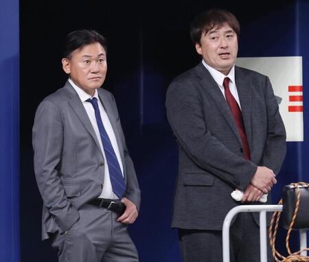 練習を視察する楽天の三木谷オーナー（左）と石井ＧＭ