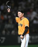 　初勝利を挙げスタンドの歓声に応える巨人・橋上監督代行（撮影・開出牧）