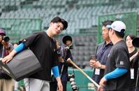 八木裕氏にあいさつする清宮幸（撮影・田中太一）