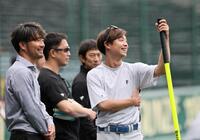 狩野恵輔氏と話しをする島本（撮影・田中太一）