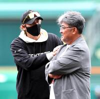 グラウンドで談笑する新庄監督（左）と亀山つとむ氏（撮影・山口登）