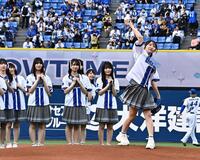 セレモニアピッチを務める日向坂４６の藤嶌果歩（撮影・持木克友）