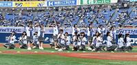 グラウンドで唄う日向坂４６（撮影・持木克友）
