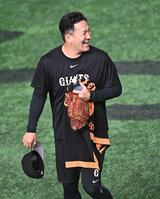 試合前、チームメイトの拍手と声援に笑顔で応えながらブルペンへ向かう田中将（撮影・開出牧）
