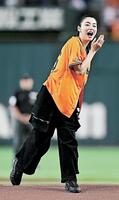 始球式で投げたボールが大きくそれて笑う池田エライザ＝２７日