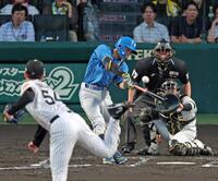 ３回、右前へ逆転の２点適時打を放つ田宮（撮影・立川洋一郎）