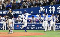 ７回逆転の３ランを放った京田を迎えるナイン（撮影・持木克友）