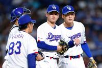 ２回、無死満塁で金丸（右から２人目）のもとに集まる石川昂（右端）ら