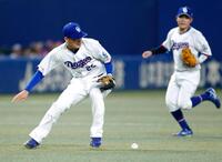 ２回、村林のゴロを三塁手石川昂（左）が失策し先制を許す
