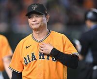 ６回、投手交代を告げた橋上監督代行（撮影・開出牧）