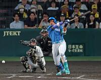 ３回、中前へ適時打を放つ万波（撮影・立川洋一郎）