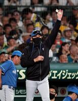 ８回、選手交代を告げに向かう新庄監督（撮影・山口登）