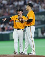 ５回、近藤に押し出し四球を与え、マウンドで三塁手坂本（左）に声をかけられる田中将