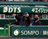 ９回、スクイズで追加点を奪い喜ぶ新庄監督（撮影・山口登）
