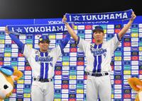 勝利を挙げた東（左）と逆転３ランの京田（撮影・持木克友）