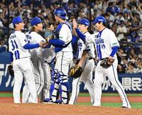 ９回を抑えきり、ナインとハイタッチを交わす山崎（右）＝撮影・持木克友