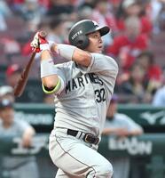 ４回、勝ち越しとなる２点適時二塁打を放つ佐藤（撮影・北村雅宏）