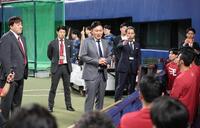 練習前、選手に話をする楽天の三木谷オーナー。左端は石井ＧＭ