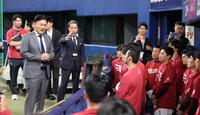 練習前、選手に話をする楽天の三木谷オーナー