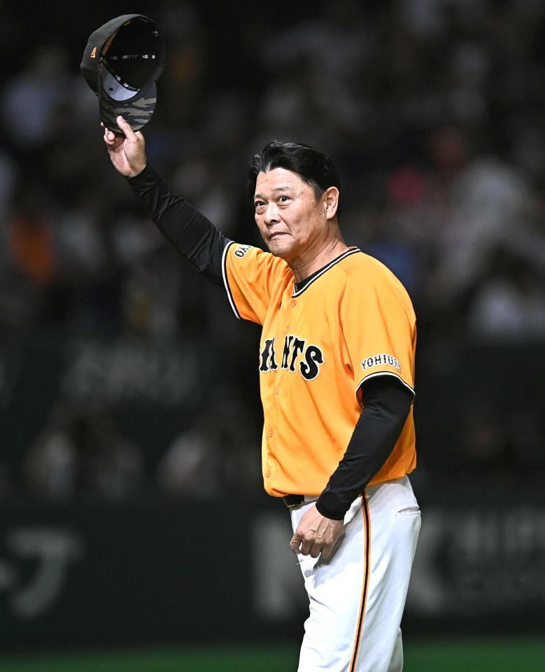 　初勝利を挙げスタンドの歓声に応える巨人・橋上監督代行（撮影・開出牧）
