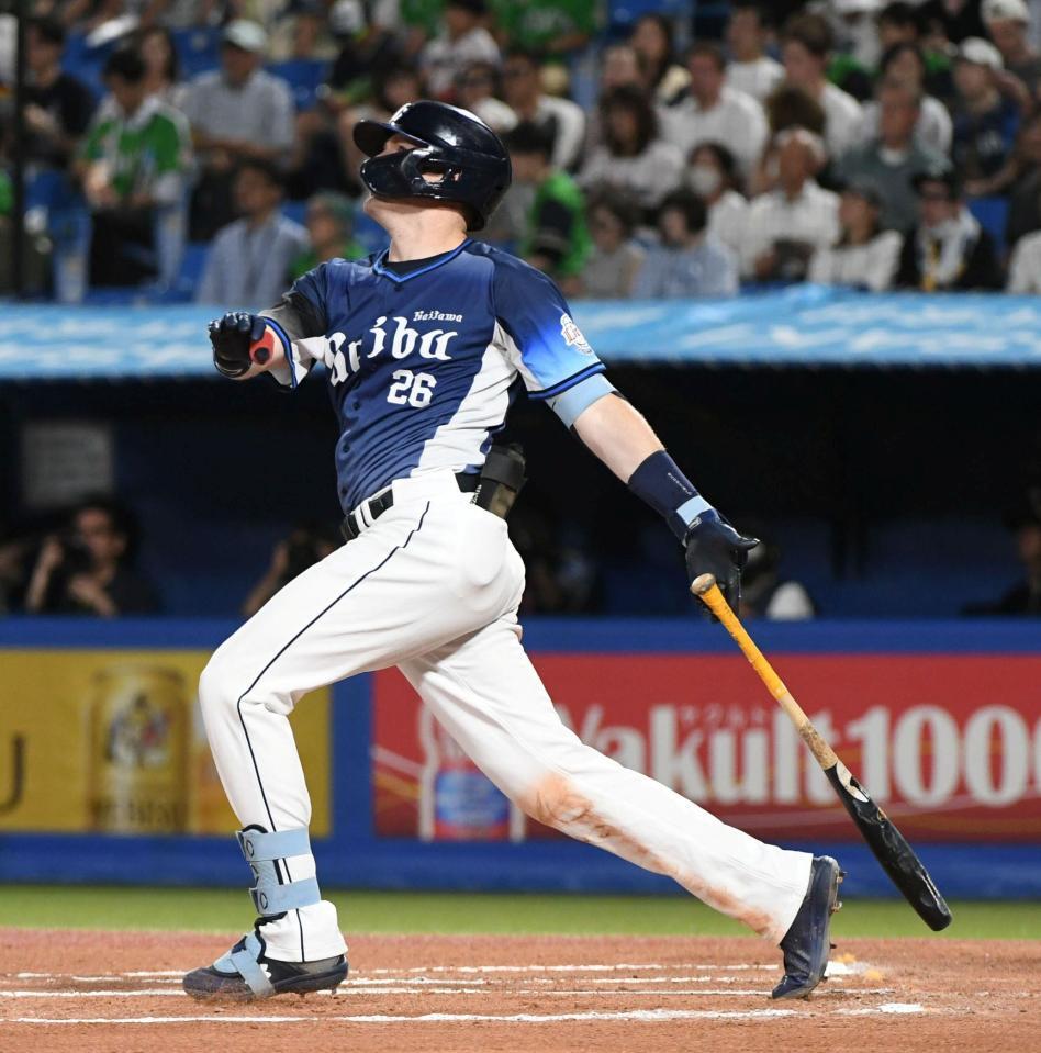 ６回、ネビンは左中間に８号ソロを放つ（撮影・佐藤厚）