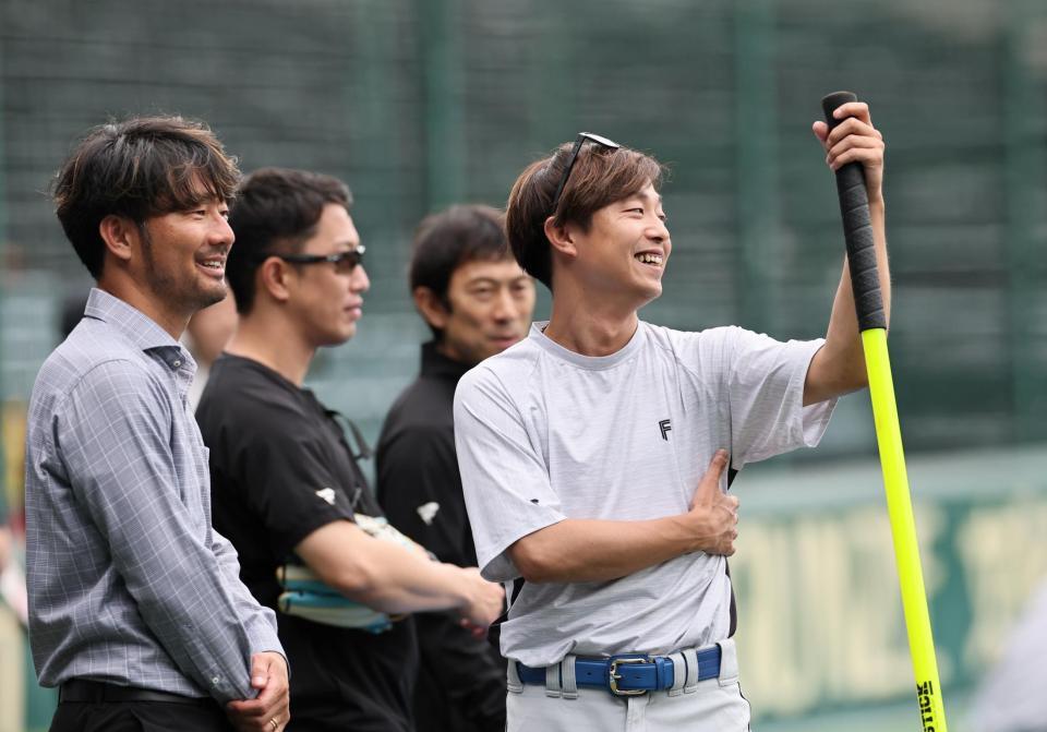 狩野恵輔氏と話しをする島本（撮影・田中太一）