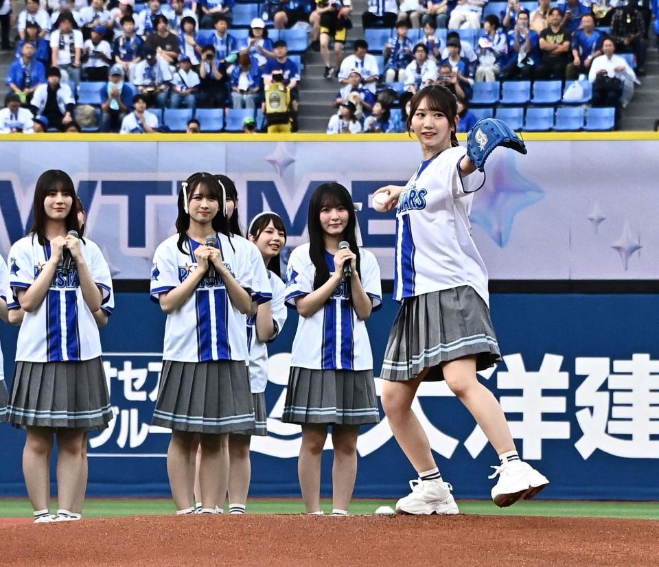 セレモニアピッチを務める日向坂４６の藤嶌果歩（撮影・持木克友）