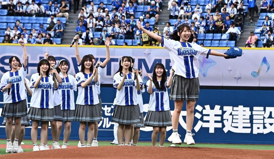 セレモニアピッチを務める日向坂４６の藤嶌果歩（撮影・持木克友）