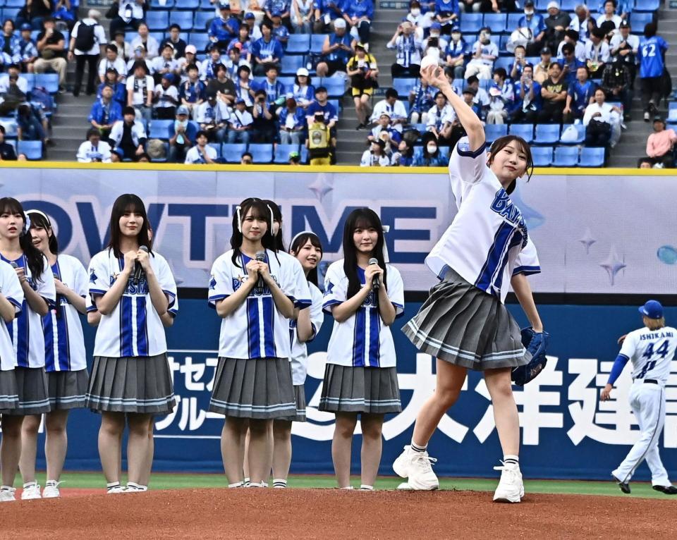 セレモニアピッチを務める日向坂４６の藤嶌果歩（撮影・持木克友）