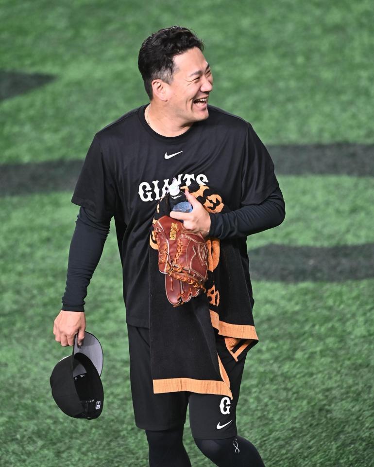 試合前、チームメイトの拍手と声援に笑顔で応えながらブルペンへ向かう田中将（撮影・開出牧）