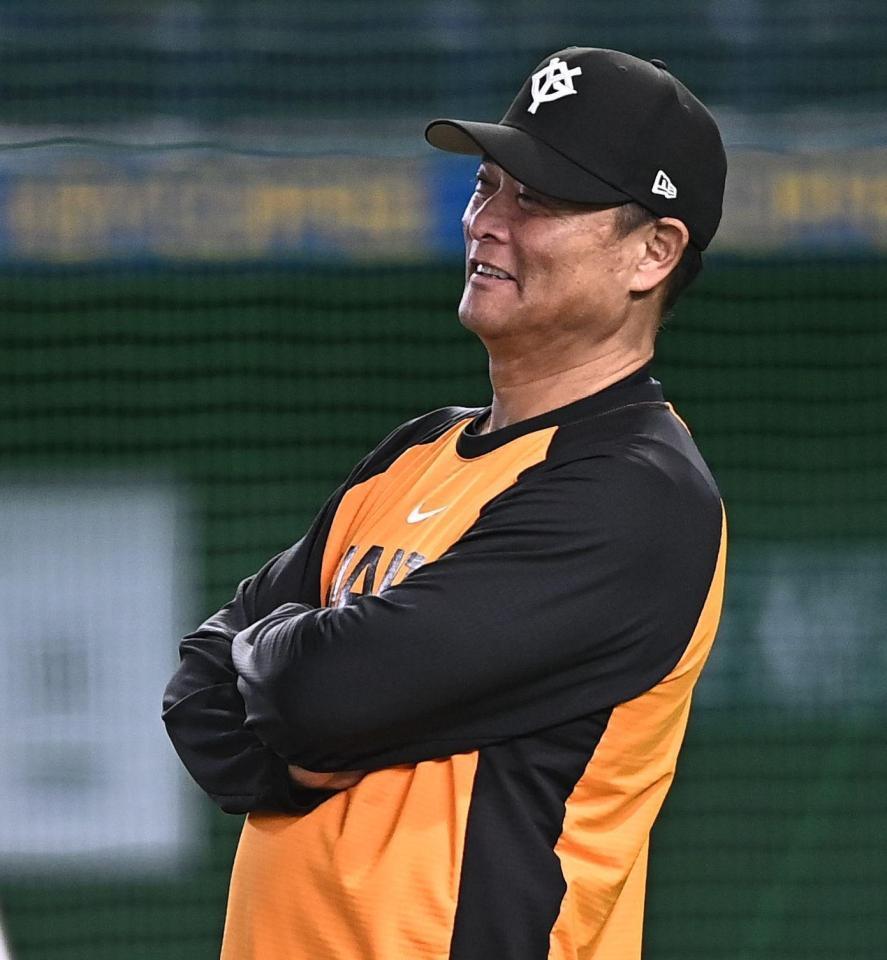 試合前の練習を見守る橋上監督代行（撮影・開出牧）