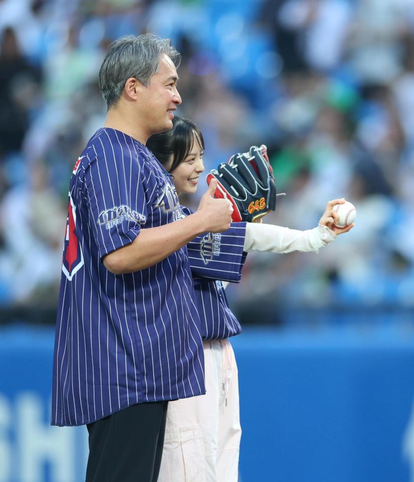 ポーズをとる五十嵐亮太氏（左）と山本萩子（撮影・石井剣太郎）