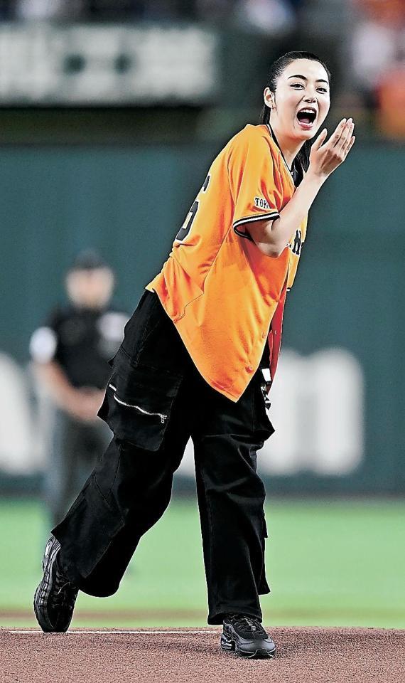 始球式で投げたボールが大きくそれて笑う池田エライザ＝２７日