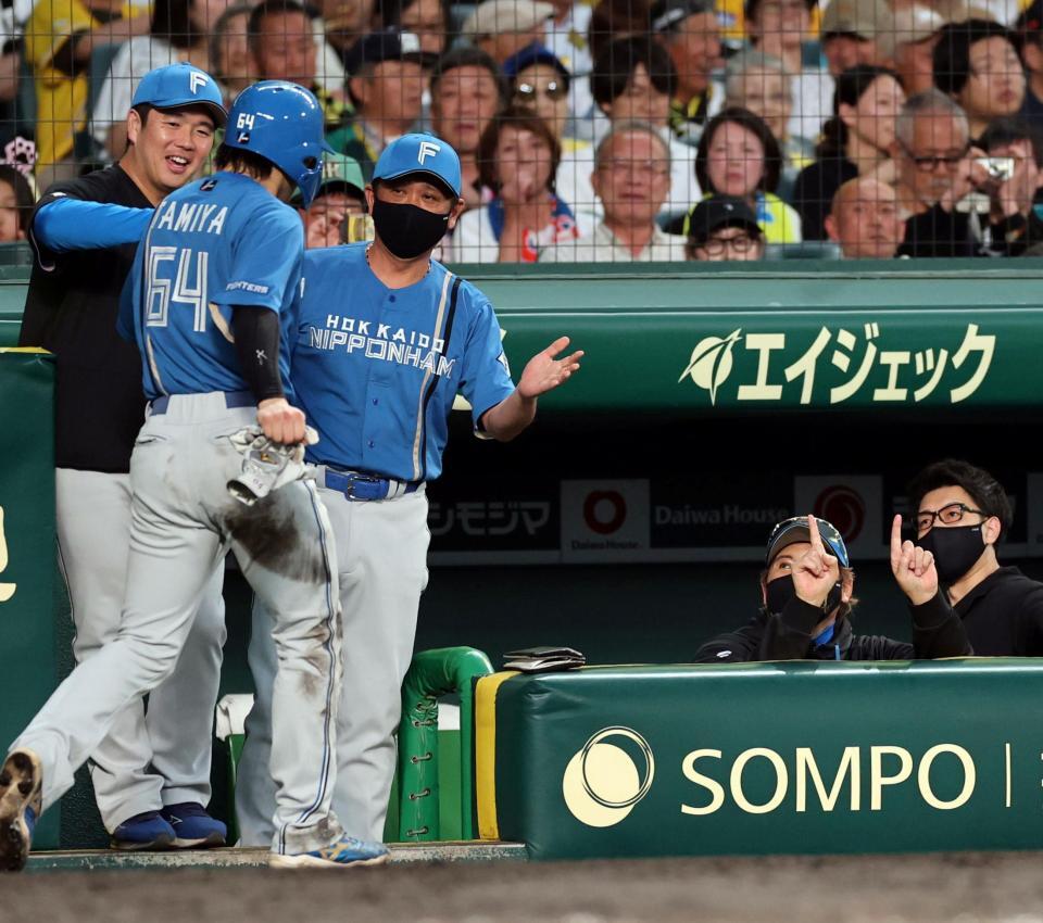 ３回、生還した田宮を迎える新庄監督（中央右）＝撮影・山口登