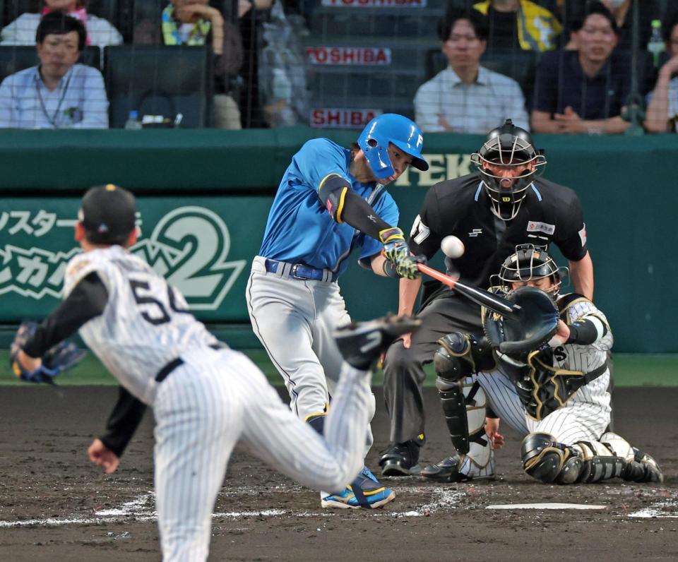 ３回、右前へ逆転の２点適時打を放つ田宮（撮影・立川洋一郎）
