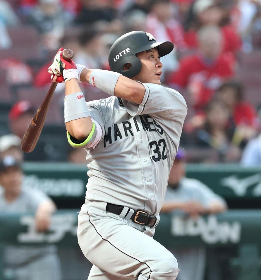 ４回、勝ち越しとなる２点適時二塁打を放つ佐藤（撮影・北村雅宏）
