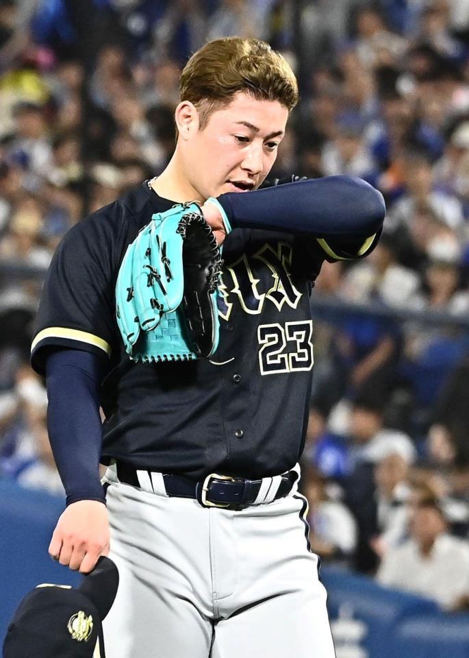 ７回、京田に３ランを打たれ逆転を許した吉田（撮影・持木克友）