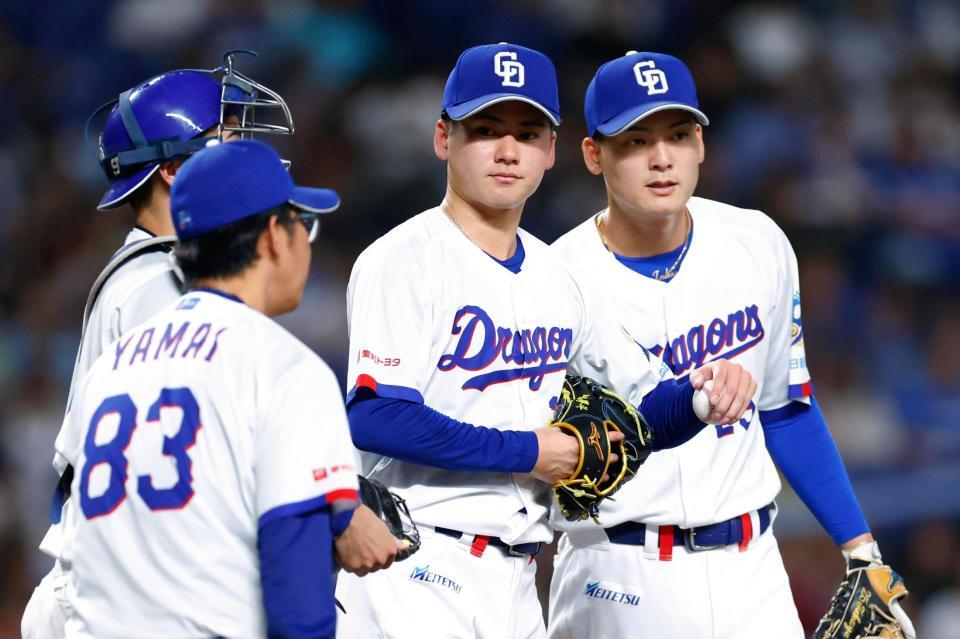 ２回、無死満塁で金丸（右から２人目）のもとに集まる石川昂（右端）ら