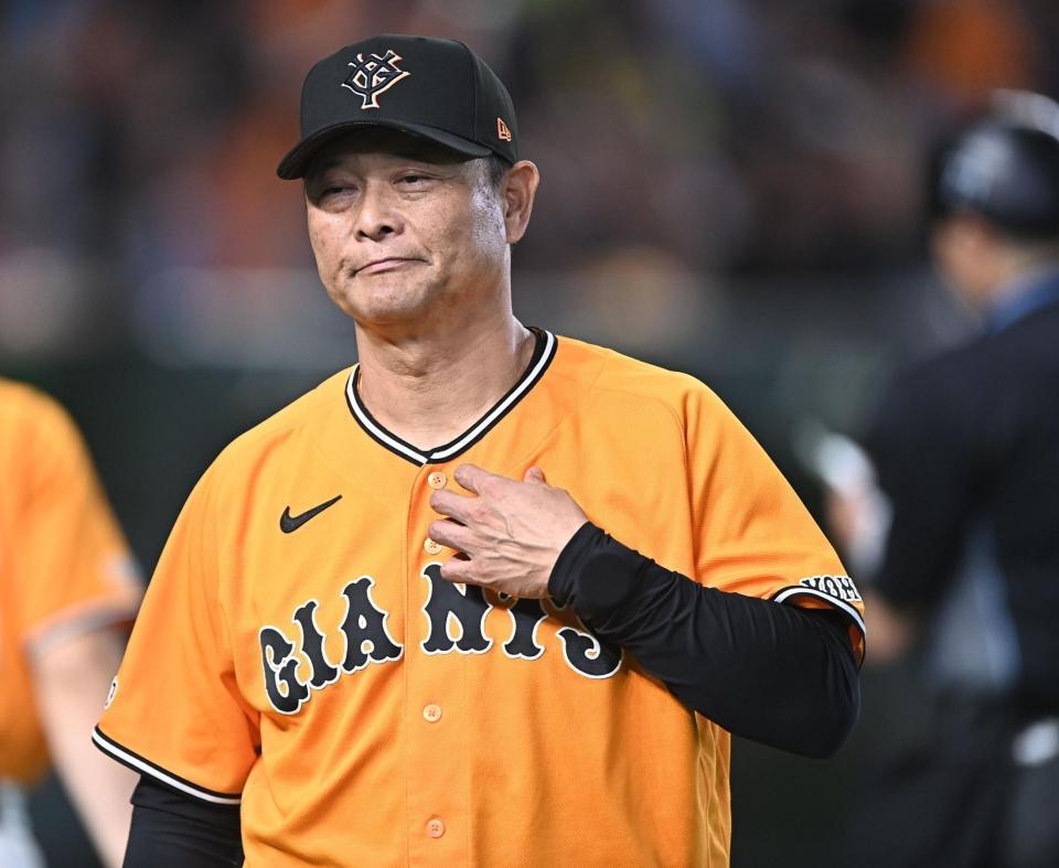 ６回、投手交代を告げた橋上監督代行（撮影・開出牧）
