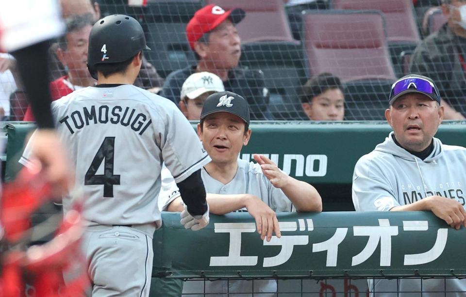 ４回、佐藤の適時二塁打で生還した友杉（４）を迎えるサブロー監督（中央）＝撮影・北村雅宏