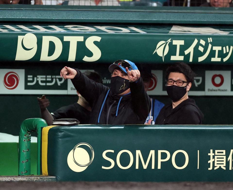 ９回、スクイズで追加点を奪い喜ぶ新庄監督（撮影・山口登）
