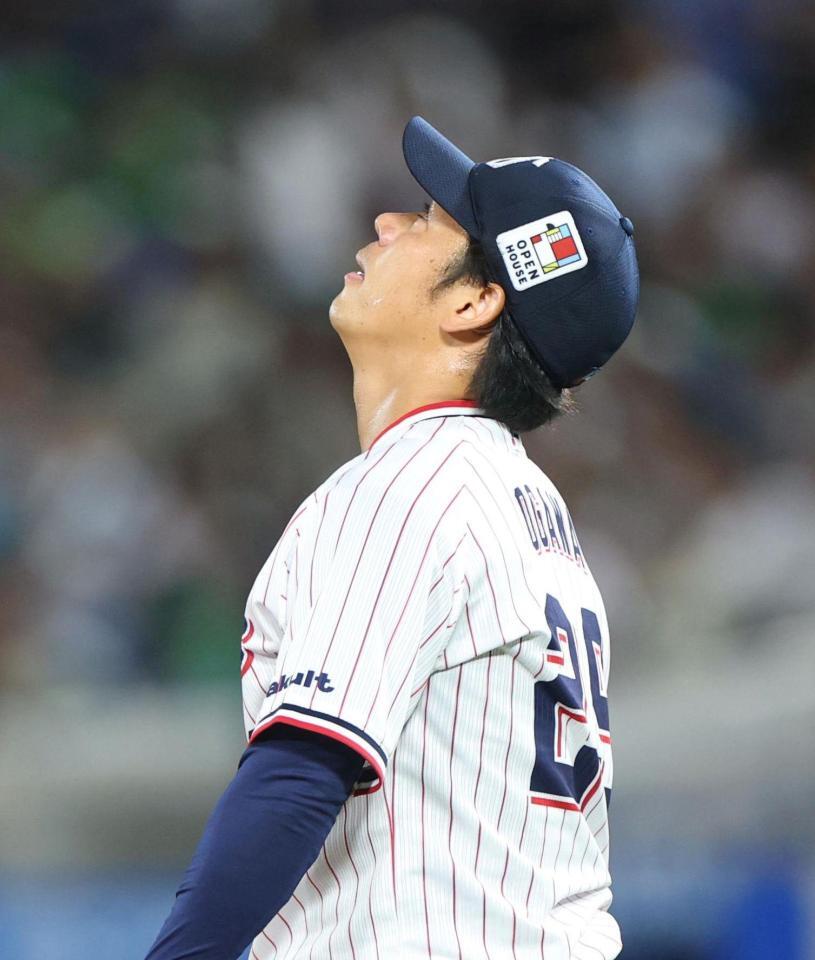 ４回、長谷川に本塁打を許した小川（撮影・石井剣太郎）
