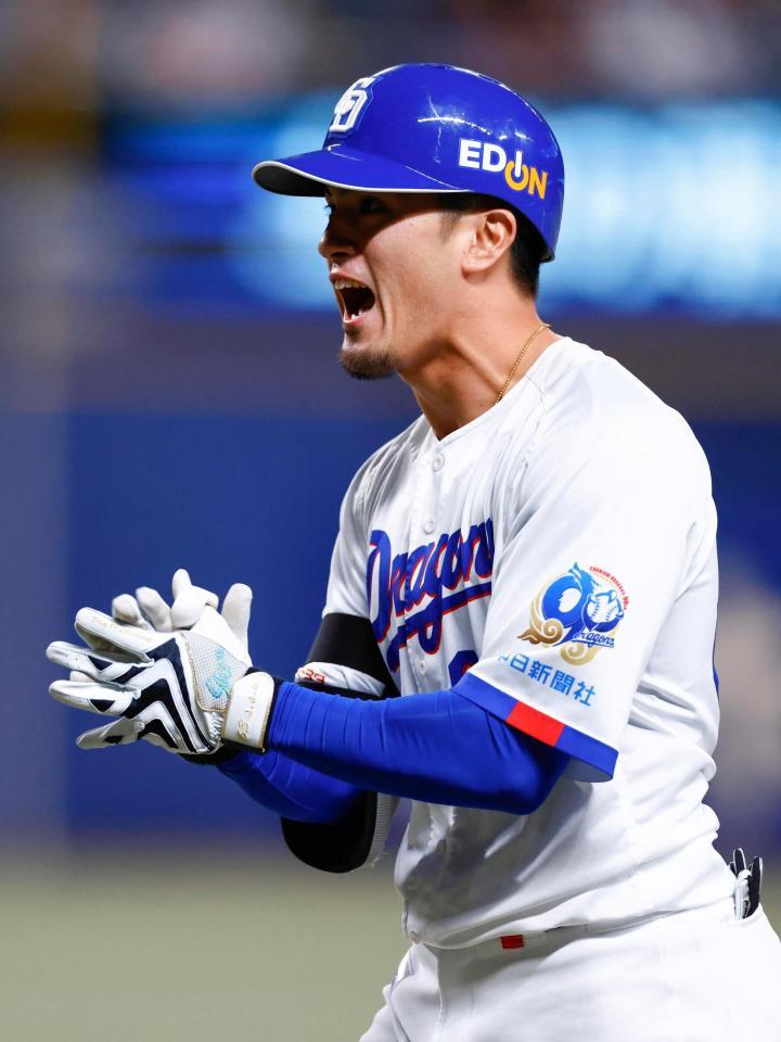 ８回、決勝の中犠飛を放ち、雄たけびを上げる板山