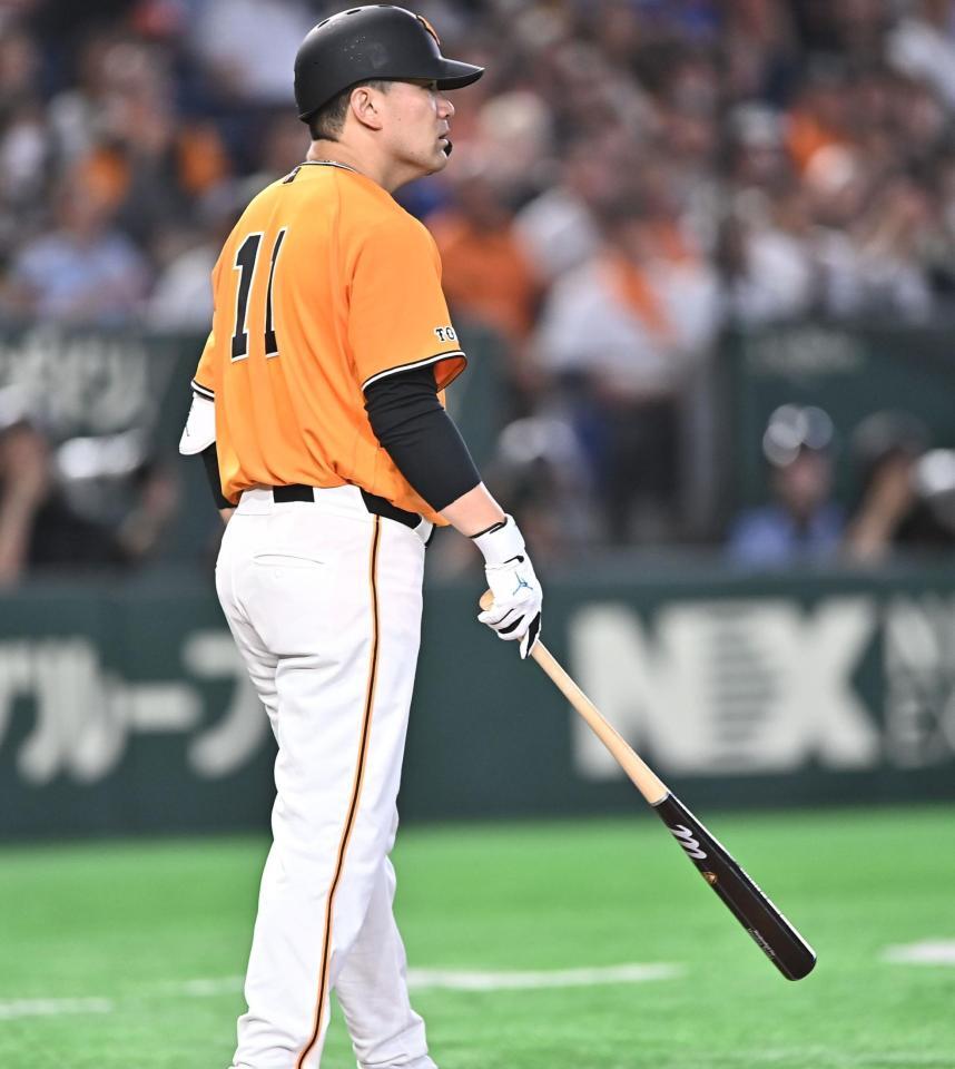 ４回、頭上を通過する暴投のスチュワートをにらむ田中将（撮影・開出牧）